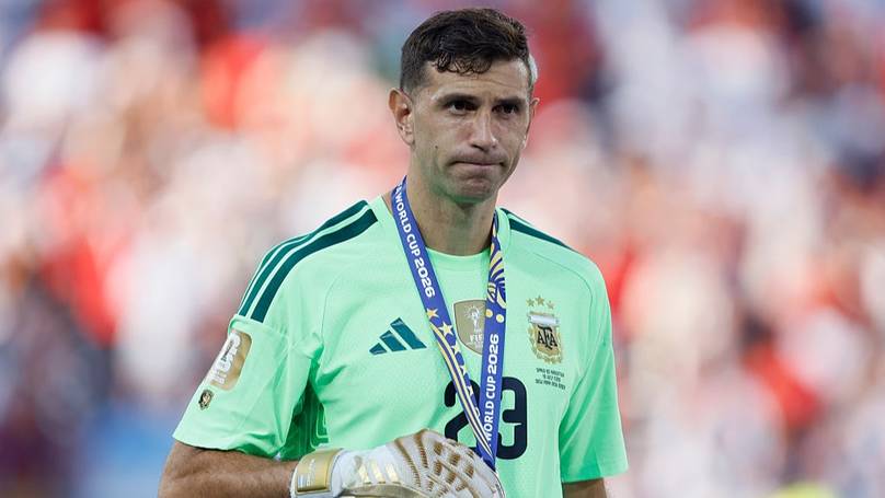 Emi Martinez issues shock update on international future after Argentina World Cup final defeat cover
