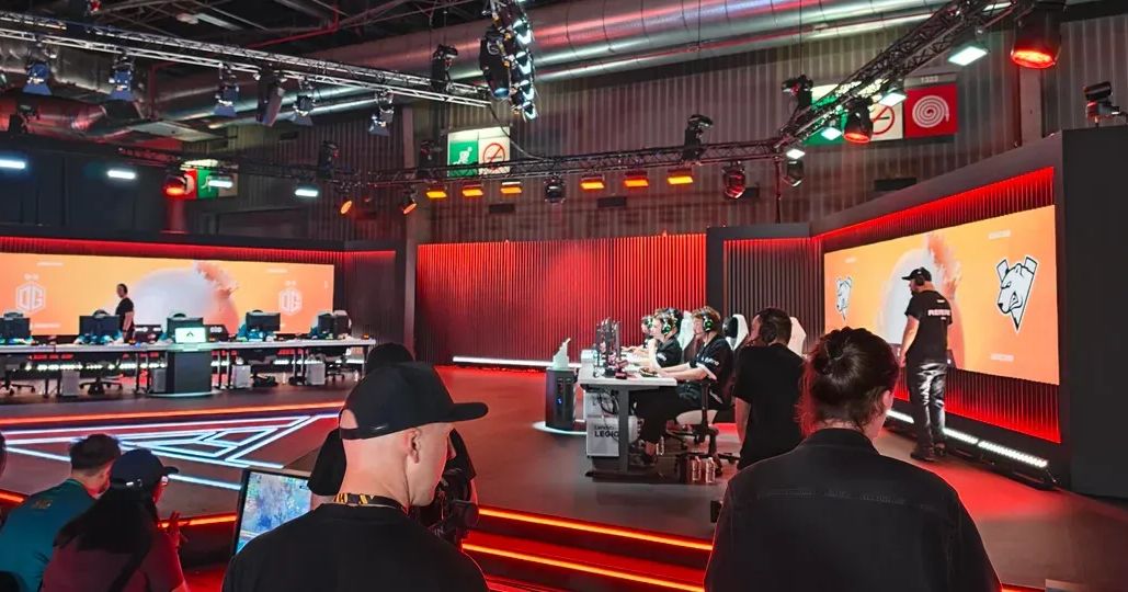 Фанат Dota 2 раскритиковал условия для зрителей на турнире в рамках EWC 2026 cover